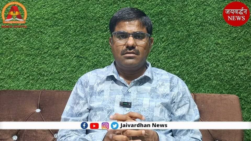 राजसमंद के मड़का गांव में ग्रामीणों को उनके ही कमरे व मकान में कैद कर 11 घरों के ताले तोड़े #rajsamandnews
राजसमंद जिले में खमनोर थाना क्षेत्र में सायों का खेड़ा के मड़का गांव में कार सवार बदमाशों ने पूरे गांव के घरों को बाहर से बंद करने के बाद 11 मकानों के ताले तोड़कर नकद राशि, सोने चांदी के जेवर चुरा ले गए। करणी सेना मीडिया प्रभारी शंकरसिंह ने बताया कि रात करीब 12 से एक बजे की समयावधि में चोरी की वारदात हुई है। गांव के युवा कुशालसिंह नाथद्वारा में फिल्म देखकर घर लौट रहा था, तभी दौलतसिंह की दुकान के ताले तोड़ते हुए दिखाई दिए, तभी आरोपियों ने अकेला देख लाठी फेंकी, जिससे कुशालसिंह बाइक को तेज रफ्तार में भगा घर चला गया। साथ ही आस पड़ोस के लोगों को कॉल लगाया, मगर कई लोगों के दरवाजे बाहर से बंद मिले। फिर कुछ युवकों ने दरवाजे के कुंदे खोले तो ग्रामीण अपने घर से बाहर निकले, मगर तब तक अराेपी भाग गए।
Rajsamand News
Rajsamand police
Khamnor police station
Nathdwara News
#Rajsamandnews #Chorinews #Jaivardhannews