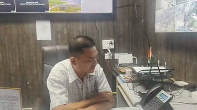 ब्रेकिंग न्यूज़ | केदारनाथ पैदल मार्ग पर बड़ा संकट
चिरबासा के पास भारी बोल्डर और मलबा गिरने से केदारनाथ पैदल यात्रा मार्ग पूरी तरह अवरुद्ध हो गया है।लगातार हो रही बारिश के बीच प्रशासन और आपदा प्रबंधन विभाग अलर्ट मोड पर हैं तथा स्थिति पर लगातार नजर रखी जा रही है।
⚠️ श्रद्धालुओं से अपील:
✅ सुरक्षित स्थानों पर ही रुकें।
✅ अफवाहों पर ध्यान न दें।
✅ मौसम और मार्ग सामान्य होने तक आगे बढ़ने का प्रयास न करें।
✅ केवल प्रशासन द्वारा जारी आधिकारिक सूचना पर ही भरोसा करें।
फिलहाल संबंधित टीमें मौके पर पहुंचकर मार्ग खोलने के प्रयास में जुटी हैं। यात्रियों की सुरक्षा को सर्वोच्च प्राथमिकता दी जा रही है।
🙏 सुरक्षित रहें, प्रशासन के निर्देशों का पालन करें।
#BreakingNews #KedarnathYatra #Kedarnath #Rudraprayag #Uttarakhand #Landslide #HeavyRain #TravelAlert