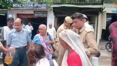 #बरेली: इंसाफ न मिलने से आहत परिवार ने कलेक्ट्रेट पर आत्मदाह का प्रयास, पुलिस ने बचाई जान
बरेली में कथित रूप से न्याय न मिलने से नाराज एक पति, पत्नी और उनकी बेटी ने कलेक्ट्रेट परिसर में आत्मदाह का प्रयास किया। घटना के दौरान परिवार की चीख-पुकार से मौके पर अफरा-तफरी मच गई।
वहीं, ड्यूटी पर मौजूद पुलिस, एलआईयू (स्थानीय अभिसूचना इकाई) और इंटेलिजेंस कर्मियों ने तत्परता दिखाते हुए तीनों को समय रहते रोक लिया, जिससे एक बड़ा हादसा टल गया।
फिलहाल परिवार को सुरक्षित हिरासत में लेकर मामले की जानकारी जुटाई जा रही है। आत्मदाह के प्रयास के पीछे के कारणों की जांच की जा रही है। प्रशासन का कहना है कि मामले के तथ्यों की जांच कर आवश्यक कार्रवाई की जाएगी।
नोट: आत्मदाह जैसी घटनाएं गंभीर चिंता का विषय हैं। यदि किसी व्यक्ति को न्याय संबंधी समस्या हो, तो उसे कानूनी और प्रशासनिक माध्यमों से समाधान का प्रयास करना चाहिए।