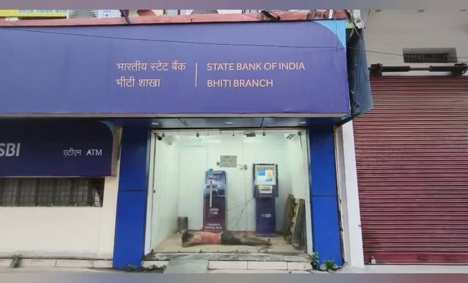 SBI एटीएम बना 'आशियाना', अंदर सोते हुए व्यक्ति कैमरे में कैद; मामले पर CO City का आया बयान #SBIATM #ATM #Mau #Police #COCity #CCTV #ViralVideo #KhabareAbhiTak