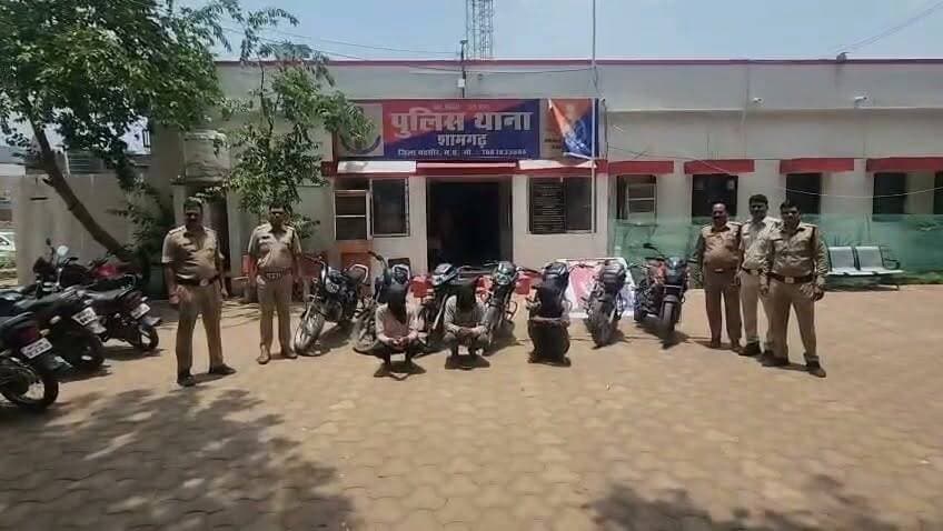 🚨 शामगढ़ पुलिस की बड़ी सफलता
शामगढ़ पुलिस ने वाहन चोरी के मामले में बड़ी कार्रवाई करते हुए तीन वाहन चोरों को गिरफ्तार किया है। पुलिस ने आरोपियों के कब्जे से चोरी की सात मोटरसाइकिलें बरामद की हैं। इस कार्रवाई से क्षेत्र में सक्रिय वाहन चोर गिरोह का खुलासा हुआ है। पुलिस मामले की आगे की जांच में जुटी है।
आपकी सुरक्षा, हमारा संकल्प।
#शामगढ़_पुलिस, #शामगढ़, #मंदसौर, #वाहन_चोर_गिरफ्तार, #मोटरसाइकिल_बरामद, #पुलिस_कार्रवाई, #क्राइम_न्यूज़, #मध्यप्रदेश, #मंदसौर_समाचार, #यशस्वी_दुनिया, #BreakingNews, #PoliceAction, #VehicleTheft, #MandsaurNews, #Shamgarh