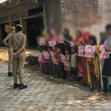 मिशन शक्ति फेज-05 अभियान के तहत थाना सोहरामऊ की मिशन शक्ति टीम द्वारा भ्रमणशील रहते हुए महिलाओं/बालिकाओ को नारी सशक्तिकरण,विभिन्न हेल्पलाइन नंबरऔर सोशल मी़डिया के प्रयोग से संबंधित की जानकारी दी गई । #UPPCares #MissionShakti5 #नारी_सुरक्षा_सम्मान_स्वाव
@Igrangelucknow https://t.co/w8yB4YW2Uw