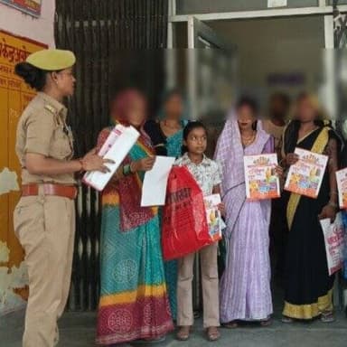 मिशन शक्ति फेज-05 अभियान के तहत थाना असोहा की मिशन शक्ति टीम द्वारा भ्रमणशील रहते हुए महिलाओं/बालिकाओ को नारी सशक्तिकरण,विभिन्न हेल्पलाइन नंबरऔर सोशल मी़डिया के प्रयोग से संबंधित की जानकारी दी गई । #UPPCares #MissionShakti5 #नारी_सुरक्षा_सम्मान_स्वाव
@Igrangelucknow https://t.co/Vaujm1mkcc