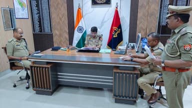 आज दिनांक 17.07.2026 को श्री जय प्रकाश सिंह वरिष्ठ पुलिस अधीक्षक उन्नाव द्वारा अपने कार्यालय में जनसुनवाई की गई,जनसुनवाई में प्राप्त शिकायतों के त्वरित निस्तारण हेतु संबंधित को निर्देशित किया गया। इस दौरान अपर पुलिस अधीक्षक उत्तरी एवं अपर पुलिस अधीक्षक दक्षिणी उपस्थित रहे। #unnao https://t.co/6olydlRJ7x
