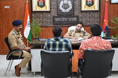 #SSP_अयोध्या द्वारा वरिष्ठ पुलिस अधीक्षक कार्यालय में जनता की समस्याओं को सुनकर यथा संभव मौके पर ही निस्तारित किया गया व शेष शिकायतों के त्वरित एवं गुणवत्ता पूर्ण निस्तारण सुनिश्चित करने हेतु संबंधित को निर्देशित किया जा रहा है। #UPPolice #ayodhyapolice https://t.co/2IwbvbdsEN