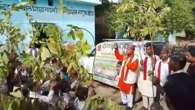 बांदा: 50 माह से चल रहे वृक्षारोपण जन-जागरूकता महाअभियान के तृतीय चरण का शुभारंभ
बांदा, 16 जुलाई 2026।
भगवती मानव कल्याण संगठन एवं बुंदेलखंड हरियाली मिशन, बांदा के तत्वावधान में पर्यावरण प्रहरी गुलाब चंद्र कुशवाहा द्वारा पिछले 50 माह से निरंतर चलाए जा रहे वृक्षारोपण जन-जागरूकता महाअभियान के तृतीय चरण का शुभारंभ गुरुवार को डॉ. भीमराव अंबेडकर शिक्षा सदन, बिलगांव (बांदा) में किया गया। कार्यक्रम में सैकड़ों छात्र-छात्राओं, युवाओं और ग्रामीणों ने उत्साहपूर्वक भाग लिया।
कार्यक्रम को संबोधित करते हुए गुलाब चंद्र कुशवाहा ने बताया कि पिछले 50 महीनों में विभिन्न प्रजातियों के 3,000 से अधिक पौधों का सुरक्षित स्थानों पर रोपण किया जा चुका है। उन्होंने कहा कि पर्यावरण संरक्षण आज समय की सबसे बड़ी आवश्यकता है और प्रत्येक नागरिक को इसमें अपनी भागीदारी सुनिश्चित करनी चाहिए।
अपने संबोधन में उन्होंने कहा कि वर्तमान समय में पर्यावरण, पेड़-पौधे, नदियां और प्राकृतिक संसाधन गंभीर संकट का सामना कर रहे हैं। उन्होंने विकास कार्यों के दौरान पुराने पीपल, बरगद और अन्य छायादार पेड़ों की कटाई पर चिंता व्यक्त करते हुए कहा कि विकास और पर्यावरण संरक्षण साथ-साथ चल सकते हैं। यदि योजनाबद्ध तरीके से कार्य किया जाए तो पुराने पेड़ों को बचाते हुए भी विकास संभव है।
उन्होंने बांदा में पेड़ बचाओ अभियान चला रहे लव सिन्हा और उनकी टीम के प्रयासों की सराहना करते हुए कहा कि उनके प्रयासों से कई पुराने पेड़ संरक्षित किए जा सके हैं, जो समाज के लिए प्रेरणादायक है।
इस अवसर पर विद्यालय परिसर में अमरूद, कदंब सहित विभिन्न प्रजातियों के पौधों का निःशुल्क वितरण किया गया। साथ ही "जन्मदिन पर पौधा लगाओ अभियान" का शुभारंभ भी किया गया। उपस्थित छात्र-छात्राओं एवं ग्रामीणों ने प्रत्येक वर्ष अपने जन्मदिन और अपने पूर्वजों की पुण्यतिथि पर कम से कम एक पौधा लगाने तथा उसकी देखभाल करने का संकल्प लिया।
कार्यक्रम में विद्यालय के प्रबंधक मनीष कुमार द्विवेदी, प्रधानाचार्य पंकज कुमार, कुशल सिंह, मनोज, दशरथ, अमित कुशवाहा सहित सैकड़ों लोग उपस्थित रहे।
#Banda
#TreePlantation
#SaveTrees
#Bundelkhand
#EnvironmentProtection