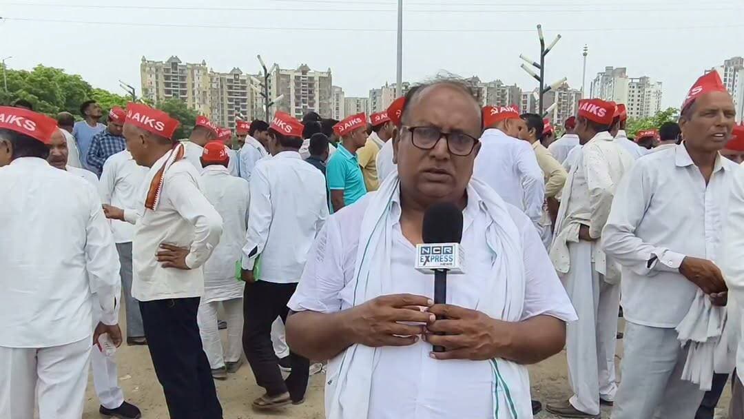 ग्रेटर नोएडा में किसानों का बड़ा आंदोलन आज, प्राधिकरण पर जुटने लगे किसान
4% अतिरिक्त आबादी भूखंड समेत अपनी विभिन्न मांगों को लेकर आज ग्रेटर नोएडा प्राधिकरण पर किसानों का बड़ा आंदोलन शुरू होने जा रहा है। आंदोलन में शामिल होने के लिए किसान बड़ी संख्या में प्राधिकरण परिसर की ओर पहुंचने लगे हैं। सुरक्षा व्यवस्था भी कड़ी कर दी गई है।
#GreaterNoida #FarmersProtest #KisanAndolan #GreaterNoidaAuthority #NoidaNews #NCRExpressNews #BreakingNews #UPNews #Farmers #NCRNews