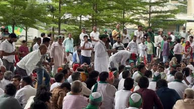 ग्रेटर नोएडा में किसानों का बड़ा आंदोलन आज, प्राधिकरण पर जुटने लगे किसान
10 प्रतिशत अतिरिक्त आबादी भूखंड समेत अपनी विभिन्न मांगों को लेकर आज ग्रेटर नोएडा प्राधिकरण पर किसानों का बड़ा आंदोलन शुरू होने जा रहा है। आंदोलन में शामिल होने के लिए किसान बड़ी संख्या में प्राधिकरण परिसर की ओर पहुंचने लगे हैं। सुरक्षा व्यवस्था भी कड़ी कर दी गई है।
देखें क्या बोले रुपेश वर्मा
#GreaterNoida #FarmersProtest #KisanAndolan #GreaterNoidaAuthority #NoidaNews #NCRExpressNews #BreakingNews #UPNews #Farmers #NCRNews