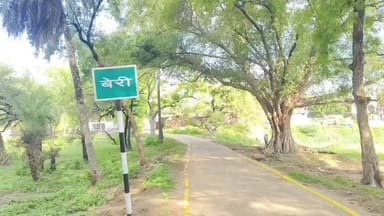 बेरी कभी थी शिक्षा का पौराणिक गढ़, आज ग्रेजुएशन के डिग्री के लिए 28 KM दूर जाना पड़ता है
राहुल कुमार ईश्वरी
औरंगाबाद जिला के मदनपुर प्रखंड मुख्यालय से लगभग 2 किलोमीटर की दूरी पर स्थित ग्राम पंचायत बेरी शिक्षा के क्षेत्र में 100 साल पुरानी विरासत रखती है। यहां 1926 में इंग्लिश प्राइमरी विद्यालय और 1939 में हाई स्कूल स्थापित किया गया था। उस समय पूरे बिहार में आठवीं का बोर्ड हुआ करता था। बेरी उस दौर में केवल मदनपुर ही नहीं, बल्कि औरंगाबाद के रफीगंज के अलावा गयाजी जिले के गुरुआ, आमस प्रखंड के छात्र-छात्राओं के लिए भी पढ़ाई का सबसे बड़ा केंद्र थी। यहां दूर-दराज से बच्चे पढ़ने आते थे और उनके लिए छात्रावास की भी व्यवस्था थी।
आजादी से पूर्व स्थापित प्राइमरी स्कूल का भवन आज भी मौजूद है, जो अपग्रेड होकर अब राजकीय मध्य विद्यालय के रूप में संचालित है। जानकारी के अनुसार मिडिल स्कूल लगभग 2 एकड़ में फैला है जबकि हाई स्कूल के पास 22 एकड़ से अधिक जमीन है। लेकिन समय के साथ विकास की गाड़ी यहां धीमी पड़ गई। जिसके कारण शिक्षा के क्षेत्र में आपेक्षित विकास नहीं हो सका। छात्रावास की पुरानी बिल्डिंग कुछ साल पहले तक खंडहर में तब्दील थी। जिसे पांच से दस वर्ष पूर्व तोड़कर उसकी जगह पर मॉडल स्कूल का निर्माण किया गया। इससे शिक्षा के क्षेत्र में उम्मीद जगी थी।लेकिन उच्च शिक्षा की व्यवस्था अब भी उपलब्ध नहीं हो सकी।
धार्मिक आस्था का भी है बड़ा केंद्र
शिक्षा के साथ-साथ बेरी धार्मिक दृष्टिकोण से भी महत्वपूर्ण है। पंचायत में मदार नदी के तट पर स्थित भूरहा मंदिर श्रद्धालुओं की आस्था का केंद्र है। मंदिर तक पक्की सड़क बनी हुई है। सावन के पूरे महीने यहां भक्तों की भारी भीड़ लगती है।
मंदिर के सामने एक बहुत प्राचीन तालाब है जहां वर्षों से छठ पूजा का आयोजन होता आ रहा है। स्थानीय लोगों की इस मंदिर से जुड़ी कई मान्यताएं हैं। दूर-दराज से लोग यहां मन्नत मांगने आते हैं। लेकिन धार्मिक पर्यटन को बढ़ावा देने के लिए मंदिर परिसर में बैठने, शौचालय और प्रकाश की व्यवस्था जैसी मूलभूत सुविधाओं की जरूरत है।
यह पंचायत आज भी उपेक्षा का शिकार
स्थानीय लोगों का कहना है कि 100 साल पहले ही बेरी शिक्षा का केंद्र बन चुकी थी। लेकिन दुर्भाग्यपूर्ण है कि सरकार ने इस विरासत को आगे नहीं बढ़ाया। पंचायत के अंदरूनी इलाकों में आज भी पक्की नाली, बेहतर सड़क और स्वास्थ्य सुविधाओं की कमी है। बरसात में गांव की संपर्क सड़कें कीचड़ से भर जाती हैं। वार्ड 14 चौधरी बिगहा में जल निकासी की समस्या आज भी बनी हुई है नाली का पानी जमा हो जाता है जिससे ग्रामीणों, पुजारियों एवं विद्यालय जाने वाले बच्चों को भी परेशानियों का सामना करना पड़ता है। इस समस्या के समाधान के लिए पंचायत के मुखिया के द्वारा नाला, नाली तथा सोख्ता का निर्माण भी कराया गया, इसके बावजूद समस्या जस की तस है।
पंचायत में खेल मैदान मौजूद है, लेकिन कुछ लोग वहां खुले में शौच करते हैं। इससे खिलाड़ियों को अभ्यास करने में काफी दिक्कतों का सामना करना पड़ता है। शिक्षा और धर्म दोनों के क्षेत्र में नाम होने के बावजूद पंचायत में लाइब्रेरी और डिग्री कॉलेज जैसी सुविधाएं नहीं हैं। इस क्षेत्र के छात्रों को ग्रेजुएशन के लिए 28 किलोमीटर दूर सफर करना पड़ता है। जबकि हाई स्कूल के पास 22 एकड़ से अधिक जमीन उपलब्ध है। स्वास्थ्य की स्थिति और भी बदतर है। उपस्वास्थ्य केंद्र निजी भवन के एक कमरे में चल रहा है। इसका अपना भवन तक नहीं है।ग्रामीणों की मांग है कि बेरी के ऐतिहासिक और धार्मिक महत्व को देखते हुए इसे शिक्षा एवं आस्था आदर्श पंचायत के रूप में विकसित किया जाए। इसके लिए उपलब्ध 22 एकड़ जमीन पर डिग्री कॉलेज व्यवस्था की जाए।
एक समय बेरी पूरे क्षेत्र के लिए थी प्रेरणा
बेरी निवासी राजेन्द्र सिंह उर्फ विधायक जी बताते हैं: एक समय था जब बेरी पंचायत का राजकीय मध्य विद्यालय पूरे मदनपुर, गुरुआ, आमस और रफीगंज क्षेत्र में सबसे पुराना और प्रतिष्ठित स्कूल था। इसी विद्यालय से पढ़कर कोल इंडिया के सीजीएम, जिला जज, मेजर, इंजीनियर, प्रोफेसर, लेखक, शिक्षक, अधिवक्ता समेत कई लोग उच्च पदों पर पहुंचे हैं। गयाजी औरंगाबाद के बच्चे यहां हॉस्टल में रहकर पढ़ते थे। आज बुनियादी सुविधाओं के अभाव में बेरी अपनी पहचान खो रही है। हाई स्कूल के पास 22 एकड़ जमीन है। सरकार यहां डिग्री कॉलेज के साथ-साथ उपस्वास्थ्य केंद्र का पक्का भवन निर्माण करवाए
जिला मुख्यालय से दूरी: 28 किलोमीटर
खास पहचान: 1926 प्राइमरी - 2 एकड़, 1939 हाई स्कूल - 22+ एकड़, छात्रावास, मदार नदी तट पर भूरहा मंदिर
मुख्य मांग: डिग्री कॉलेज, उपस्वास्थ्य केंद्र का भवन + अंदरूनी सड़क, नाली
मुख्य समस्या: शिक्षा-स्वास्थ्य का अभाव, खेल मैदान में शौच, मंदिर परिसर में सुविधाओं का अभाव
कनेक्टिविटी: मदनपुर मुख्यालय से 2 KM, सड़क मार्ग
#BeriPanchayat #AurangabadBihar #Madanpur #SaveBeri #DegreeCollegeForBeri #EducationMatters #100YearsOfEducation #StudentsRights #BiharEducation
#NoHealthCenter #NoLibrary #BasicFacilities #RuralDevelopment #NeglectedBeri