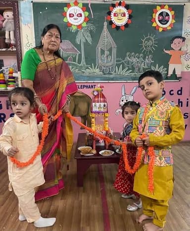 *हैप्पी चाइल्ड नर्सरी में नन्हे-मुन्नों ने हर्षोल्लास के साथ मनाई भगवान जगन्नाथ की रथ यात्रा|*
धनबाद : हैप्पी चाइल्ड नर्सरी के प्रांगण में आज भगवान जगन्नाथ की वार्षिक रथ यात्रा महोत्सव अत्यंत उत्साह और धार्मिक श्रद्धा के साथ मनाया गया। बाल वाटिका (नर्सरी) के नन्हे छात्रों के लिए आयोजित इस विशेष उत्सव का मुख्य उद्देश्य बच्चों को हमारी प्राचीन भारतीय संस्कृति और त्योहारों के आध्यात्मिक महत्व से परिचित कराना था।
कार्यक्रम का शुभारंभ विद्यालय प्रांगण में पूजा-अर्चना के साथ हुआ। नर्सरी एवं एलकेजी के नन्हे-मुन्ने छात्रों ने भगवान जगन्नाथ, बलभद्र और देवी सुभद्रा की पारंपरिक वेशभूषा धारण की। छोटे बच्चों के लिए विशेष रूप से फूलों और रंग-बिरंगे कागज़ों से सुसज्जित एक छोटा और आकर्षक रथ तैयार किया गया था, जिसे देखकर बच्चों की खुशी का ठिकाना नहीं रहा।
विद्यालय के कर्मचारियों और शिक्षकों ने मिलकर बच्चों को 'जय जगन्नाथ' के उद्घोष के साथ परिसर में रथ खींचने में मदद की। इस दौरान पूरा विद्यालय प्रांगण भक्तिमय भजनों और बच्चों की तालियों की गूंज से सराबोर हो गया।
*सांस्कृतिक और रचनात्मक गतिविधियां*
रथ यात्रा के पारंपरिक जुलूस के अलावा, नन्हे छात्रों ने कई रचनात्मक गतिविधियों में भी भाग लिया। शिक्षकों ने बच्चों को भगवान जगन्नाथ की कहानी और इस त्योहार के सामाजिक महत्व के बारे में सरल और मनोरंजक तरीके से बताया।
*संस्कृति से जुड़ाव पर जोर*
इस अवसर पर विद्यालय की प्रधानाचार्या श्रीमति गीता सिंह जी ने अपने विचार साझा करते हुए कहा, "ऐसे सांस्कृतिक और धार्मिक आयोजनों के माध्यम से हम कम उम्र में ही बच्चों को हमारे देश की महान परंपराओं और नैतिक मूल्यों का ज्ञान दे सकते हैं। नन्हे-मुन्नों द्वारा की गई यह मासूम और सच्ची प्रार्थना हमेशा उनके मन में अच्छे संस्कार रोपित करती है।"
यह उत्सव बच्चों के लिए न केवल एक मनोरंजक अनुभव रहा, बल्कि उनके सर्वांगीण विकास और सांस्कृतिक चेतना को बढ़ाने में भी अत्यंत सहायक सिद्ध हुआ। कार्यक्रम के अंत में सभी बच्चों में प्रसाद का वितरण किया गया।