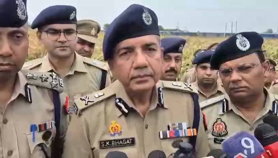 फिरोजाबाद एस के भगत एडीजी जॉन आगरा ने बताया पुलिस और वांछित बदमाशों के बीच हुई मुठभेड़ में दो बदमाश पुलिस की जवाबी कार्रवाई में ढेर हो गए जबकि बदमाशों की गोली लगने से एसओजी के दो सिपाही गंभीर रूप से घायल हो गए। दोनों घायलों को प्राथमिक उपचार के बाद आगरा रेफर किया गया।
`#Firozabad #ShikohabadEncounter #FirozabadPolice #UPPolice #EncounterNews #BreakingNews #AdityaLanghe #SKBhagat #AgraZone #UPNews #CrimeNews #PoliceEncounter`
`@Uppolice @adgzoneagra @IgrangeAgra @FirozabadPolice @adityalanghe_ips @myogiadityanath @DMFirozabad @ABPNews @News18UP @ZeeNews`
---
