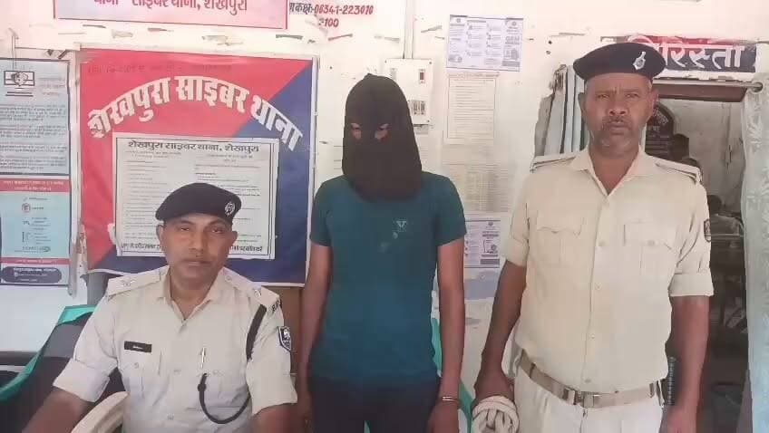 शेखपुरा. साइबर अपराध के खिलाफ चलाए जा रहे विशेष अभियान के तहत शेखपुरा साइबर थाना पुलिस ने ऑनलाइन लोन दिलाने के नाम पर ठगी करने वाले गिरोह का पर्दाफाश किया है। पुलिस अधीक्षक एवं साइबर डीएसपी ज्योति कुमारी के निर्देशन में साइबर थाना, बरबीघा थाना और पुलिस केंद्र की संयुक्त टीम ने गुप्त सूचना के आधार पर रामनगर गांव स्थित पश्चिम प्राथमिक विद्यालय के समीप बगीचे में छापेमारी की। पुलिस को देखते ही सात संदिग्ध भागने लगे, जिनमें से एक युवक शैलेन्द्र कुमार (24), निवासी रामनगर, थाना बरबीघा को गिरफ्तार कर लिया गया, जबकि छह अन्य फरार हो गए। गिरफ्तार आरोपी के पास से चार मोबाइल फोन बरामद किए गए। तकनीकी जांच में इंस्टाग्राम पर फर्जी लोन विज्ञापन चलाने, व्हाट्सएप के जरिए ग्राहकों से संपर्क करने, प्रोसेसिंग फीस के नाम पर क्यूआर कोड भेजकर रुपये वसूलने, संभावित पीड़ितों का डाटा, चैट, स्क्रीनशॉट और अन्य डिजिटल साक्ष्य मिले। जांच में एक मोबाइल नंबर राष्ट्रीय साइबर अपराध रिपोर्टिंग पोर्टल (NCRP) पर दर्ज ऑनलाइन वित्तीय धोखाधड़ी की शिकायत से भी जुड़ा पाया गया। पुलिस ने शेखपुरा साइबर थाना कांड संख्या 28/26 दर्ज कर आरोपी को न्यायिक हिरासत में जेल भेज दिया है। पुलिस ने लोगों से अपील की है कि किसी भी ऑनलाइन लोन, निवेश या आकर्षक ऑफर पर बिना सत्यापन भरोसा न करें तथा साइबर
#cyberpolice #cybercrime #spsheikhpura #DGPBihar
#Sheikhpura #SDORahulKumar #SheikhpuraPolice #BiharElectricityDept #LiquorBanBihar #BreakingNews #Bihar #BiharNews #PatnaNews #Patna #LiveCities