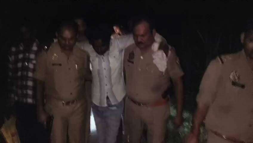 लखीमपुर खीरी के मोहम्मदी में गौकशी के मामले में फरार चल रहे दो आरोपियों को पुलिस ने मुठभेड़ के बाद गिरफ्तार कर लिया। पुलिस के अनुसार एक आरोपी के पैर में गोली लगी। मौके से तमंचा, कारतूस, चाकू, कुल्हाड़ी और बाइक बरामद हुई। घायल आरोपी का इलाज जारी है।
#LakhimpurKheri #Mohammadi #UPPolice #PoliceEncounter #BreakingNews #CrimeNews #UPNews #LakhimpurNews #HindiNews #TodayNews #ViralNews #CowSlaughter #GauHatya #PoliceAction #EncounterNews
