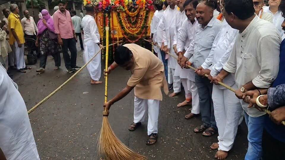 🚩 श्री देव ठाकुर बाबा महाराज की जय 🚩
🙏 जय जगन्नाथ 🙏
भगवान श्री जगन्नाथ जी की पावन भव्य रथयात्रा श्री देव ठाकुर बाबा मंदिर से प्रारंभ । आप सभी धर्मप्रेमी श्रद्धालुओं से विनम्र आग्रह है कि सपरिवार रथयात्रा में सम्मिलित होकर भगवान श्री जगन्नाथ जी का आशीर्वाद एवं धर्मलाभ प्राप्त करें।
🚩 आइए, अधिक से अधिक संख्या में उपस्थित होकर इस दिव्य आयोजन को सफल बनाएं।
#जयजगन्नाथ #रथयात्रा #गोटेगांव #श्रीदेवठाकुरबाबा #सनातन_संस्कृति
Faggan Singh Kulaste Prahlad Singh Patel Mahendra Nagesh Maninagendra Singh Foundation
Nagar Palika Parishad Gotegaon Jalam Singh Patel Gotegaon Vidhansabha
— कैलाश प्रसाद गुप्ता
नई दुनिया, जिला प्रभारी
📞 93294 46506