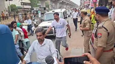 #इटावा अपराधियों की गिरफ्तारी के लिए फिरोजाबाद के शिकोहाबाद गई पुलिस टीम पर अंधाधुंध फायरिंग
इटावा के दो पुलिसकर्मियों को लगी गोली
सिपाही डेविड और पुष्पेंद्र पुलिस की गोली लगने से हुए हैं घायल
शिकोहाबाद में हुई है फायरिंग की घटना @Uppolice @UPGovt https://t.co/xcZdcXHWaH