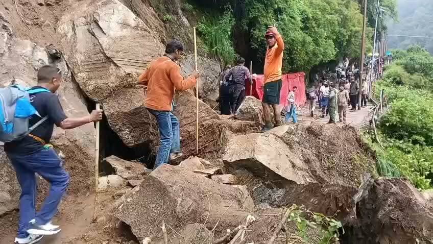 श्री केदारनाथ धाम पैदल मार्ग में चीरवासा (जंगलचट्टी) के समीप क्षतिग्रस्त हुए पैदल मार्ग पर पुलिस व डीडीआरएफ टीमों द्वारा पैदल आवागमन कर रहे श्रद्धालुओं को सुरक्षित ढंग से पार करवाया जा रहा है।
#RudraprayagPolice #UttarakhandPolice