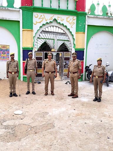 पुलिस अधीक्षक औरैया के निर्देशन में जनपद के समस्त थाना प्रभारियो/थानाध्यक्षो द्वारा जुम्मा की नमाज के दौरान कानून एवं शांति व्यवस्था बनाए रखने हेतु अपने-अपने क्षेत्र में भ्रमणशील रहकर शुक्रवार/जुम्मे की नमाज को सकुशल संपन्न कराया गया। #AURAIYAPOLICE https://t.co/6WlM3nLQpf