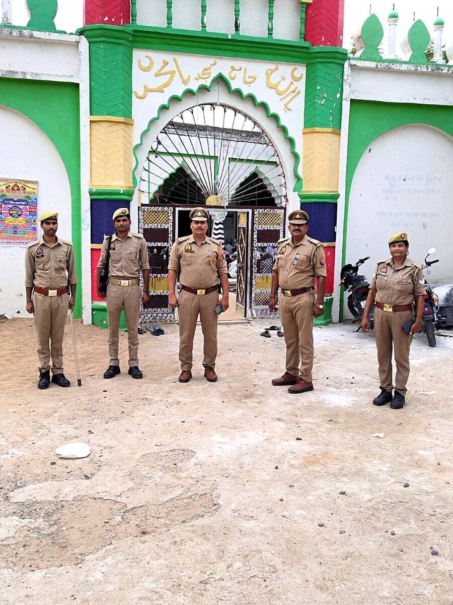 पुलिस अधीक्षक औरैया के निर्देशन में जनपद के समस्त थाना प्रभारियो/थानाध्यक्षो द्वारा जुम्मा की नमाज के दौरान कानून एवं शांति व्यवस्था बनाए रखने हेतु अपने-अपने क्षेत्र में भ्रमणशील रहकर शुक्रवार/जुम्मे की नमाज को सकुशल संपन्न कराया गया। #AURAIYAPOLICE https://t.co/6WlM3nLQpf