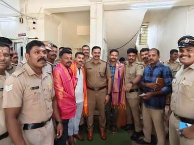 പന്തളം പോലീസിന്റെ ആദരം 🥰🙏
കഴിഞ്ഞദിവസം അച്ചൻകോവിലാറ്റിൽ വെള്ളത്തിൽ വീണ ആളിനെ രക്ഷിച്ച കൈപ്പുഴയിലെ കൂട്ടുകാരായ അമിത് ശങ്കർ,ദീപു, വിനിഷ് എന്നിവരെ പന്തളം CI യുടെ നേതൃത്വത്തിൽ ആദരിച്ചപ്പോൾ 🥰
#keralapolice
#pandalam
#kulanada
#kaippuzha