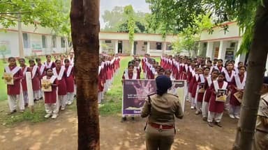 पूरे #सीधी #जिले में चल रहा है"नशे से दूरी है ज़रूरी 2.0"
अभियान के तीसरे दिन: स्कूल, कॉलेज और गांवों में चला व्यापक जागरूकता अभियान*
पुलिस मुख्यालय भोपाल के निर्देशन में संचालित प्रदेशव्यापी *"नशे से दूरी है ज़रूरी 2.0"* अभियान के अंतर्गत आज *17 जुलाई 2026* को जिला पुलिस सीधी द्वारा जिले के विभिन्न थाना एवं चौकी क्षेत्रों में व्यापक जनजागरूकता कार्यक्रम आयोजित किए गए।
अभियान के माध्यम से विद्यार्थियों, शिक्षकों, अभिभावकों, जनप्रतिनिधियों एवं ग्रामीण नागरिकों को नशे के दुष्परिणामों से अवगत कराते हुए *नशामुक्त समाज* के निर्माण का संदेश दिया गया।
*⭐ पुलिस अधीक्षक श्री संतोष कोरी* के निर्देशन एवं *एएसपी श्रीमती कमला जोशी* के मार्गदर्शन में आयोजित सभी कार्यक्रमों में उपस्थित जनों को नशामुक्त जीवन की शपथ दिलाई गई। *"नशे से दूरी है ज़रूरी", "नशा छोड़ो, जीवन जोड़ो", "स्वस्थ युवा, समृद्ध भारत"* जैसे प्रेरक नारों से युवाओं एवं आमजन को जागरूक किया गया।
*🔹 आज आयोजित प्रमुख कार्यक्रम:*
1. *थाना चुरहट:* शासकीय कन्या महाविद्यालय चुरहट में छात्राओं एवं स्टाफ को नशामुक्त जीवन का संदेश।
2. *थाना भुइमाड़:* शासकीय हायर सेकेंडरी स्कूल भुइमाड़ में विद्यार्थियों को नशे के दुष्प्रभावों की जानकारी।
3. *चौकी खड्डी:* शासकीय हायर सेकेंडरी स्कूल खड्डी में जागरूकता कार्यक्रम एवं शपथ।
4. *महिला थाना सीधी:* सरस्वती ज्ञान मंदिर, हटवा खास में लगभग 250 छात्र-छात्राओं एवं शिक्षकों को जागरूक कर शपथ दिलाई गई।
5. *थाना जमोड़ी:* अमरवाह शासकीय उच्चतर माध्यमिक विद्यालय में विद्यार्थियों एवं शिक्षकों के साथ कार्यक्रम।
6. *चौकी सिहावल:* ग्राम बमुरी में ग्रामीणों एवं युवाओं को नशे के दुष्परिणामों की जानकारी।
7. *थाना बहरी:* पैगमा स्कूल में विद्यार्थियों एवं शिक्षकों के साथ नशामुक्ति जागरूकता कार्यक्रम।
8. *थाना मड़वास:* शासकीय हायर सेकेंडरी स्कूल ग्राम कुचला में 70-80 विद्यार्थियों, शिक्षकों एवं ग्रामीणजनों को संकल्प दिलाया गया।
अधिकारियों ने बताया कि नशा व्यक्ति के शारीरिक, मानसिक स्वास्थ्य, शिक्षा, रोजगार, परिवार एवं समाज पर गंभीर दुष्प्रभाव डालता है। युवाओं से आह्वान किया गया कि वे स्वयं नशे से दूर रहें तथा अपने मित्रों, परिवार और समाज को भी इसके विरुद्ध जागरूक करें।
*🙏 सीधी पुलिस की अपील:*
1. स्वयं किसी भी प्रकार के नशे से दूर रहें।
2. परिवार एवं मित्रों को नशे के दुष्परिणामों के प्रति जागरूक करें।
3. अवैध मादक पदार्थों की बिक्री, तस्करी अथवा सेवन की सूचना तत्काल नजदीकी पुलिस थाना या *डायल-112* पर दें।
4. *"नशे से दूरी है ज़रूरी 2.0"* को जन-जन तक पहुंचाकर *नशामुक्त सीधी* के निर्माण में सहभागी बनें।
*"नशे से दूरी है ज़रूरी" केवल एक अभियान नहीं, बल्कि स्वस्थ, सुरक्षित, जागरूक एवं समृद्ध समाज के निर्माण का जनआंदोलन है।*
SP SIDHI Collector Office Sidhi #🚔🇮🇳