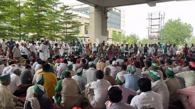 ग्रेटर नोएडा में किसानों का बड़ा आंदोलन आज, प्राधिकरण पर जुटने लगे किसान
10 प्रतिशत अतिरिक्त आबादी भूखंड समेत अपनी विभिन्न मांगों को लेकर आज ग्रेटर नोएडा प्राधिकरण पर किसानों का बड़ा आंदोलन शुरू होने जा रहा है। आंदोलन में शामिल होने के लिए किसान बड़ी संख्या में प्राधिकरण परिसर की ओर पहुंचने लगे हैं। सुरक्षा व्यवस्था भी कड़ी कर दी गई है।
#GreaterNoida #FarmersProtest #KisanAndolan #GreaterNoidaAuthority #NoidaNews #NCRExpressNews #BreakingNews #UPNews #Farmers #NCRNews