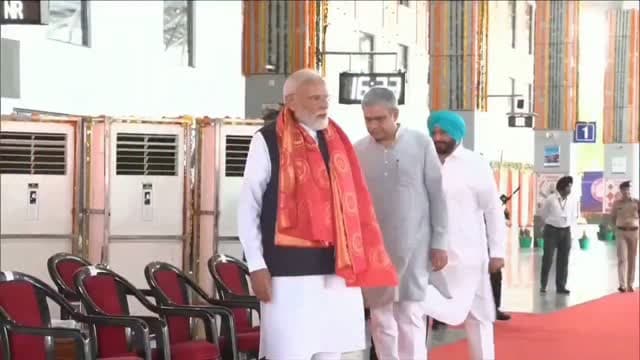 विकास की राह पर साथ, आत्मीयता का अनूठा एहसास! चंडीगढ़ में विकास परियोजनाओं के लोकार्पण के दौरान प्रधानमंत्री नरेंद्र मोदी और पंजाब के राज्यपाल गुलाबचंद कटारिया के बीच दिखी यह आत्मीयता और सम्मानपूर्ण व्यवहार न केवल उनके दशकों पुराने संबंधों की नींव को दर्शाता है, बल्कि एक सशक्त नेतृत्व के संस्कार भी हैं। #NarendraModi #GulabchandKataria #chandigarh #mewar #udaipur trendingudaipur