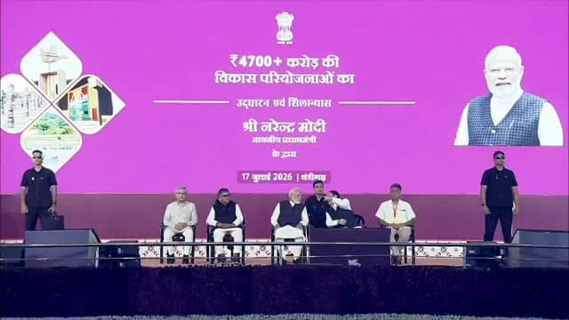 प्रधानमंत्री नरेंद्र मोदी जी के आज के चंडीगढ़ आगमन पर पंजाब के राज्यपाल एवं प्रशासक गुलाबचंद कटारिया जी ने उनका आत्मीय स्वागत किया। इस दौरान राज्यपाल महोदय ने प्रधानमंत्री जी को शॉल और एक सुंदर पेंटिंग भेंट कर उनका अभिनंदन किया।
#PMModiInChandigarh #Progress #Chandigarh #GulabChandKataria #newindia