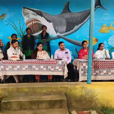 सूरजपुर जिले के केनापारा पोखरी में बाढ़ बचाव एवं अग्निशमन दल द्वारा मॉक ड्रिल आयोजित कर आपदा के समय त्वरित राहत एवं बचाव कार्यों का पूर्वाभ्यास किया गया।
कलेक्टर श्रीमती रेना जमील ने जिलेवासियों से अपील की है कि जलभराव वाले क्षेत्रों, नदी-नालों, तालाबों, झरनों एवं पर्यटन स्थलों पर अनावश्यक जाने तथा सेल्फी लेने से बचें। किसी भी आपदा की सूचना तत्काल जिला नियंत्रण कक्ष 07775-266116 पर दें।
#Surajpur #DistrictAdministration #DisasterManagement #MonsoonSafety #PublicSafety
@chhattisgarhcmo @dpr.chhattisgarh @rena_jamil_ias