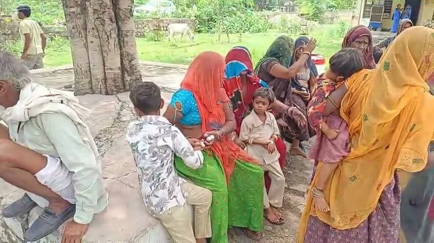अटरू ब्लॉक के केरवालिया देवपुरा गांव में मिड डे मील खाने से 2 दर्जन छात्रों की तबियत बिगड़ी, सभी बच्चों को मोठपुर व कवाई अस्पताल में कराया भर्ती, सूचना पर डीईओ सीताराम गोयल भी पहुंचे मौके पर, मामले की जांच में जुट हैं अधिकारी।।।
#dcdmbaran #educationministerrajasthan #madandilawar #baran #school #middaymil #Breakingnews #vairalpost