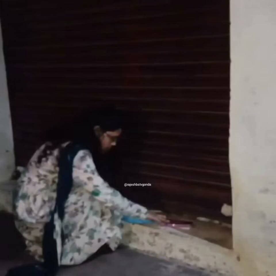 गोंडा में नारकोटिक्स विभाग ने बड़ी कार्रवाई करते हुए शहर के जयनगर बरियारपुर क्षेत्र में स्थित एक दवा कारोबारी के ठिकानों पर छापेमारी की। बाराबंकी और अयोध्या समेत छह जिलों की संयुक्त टीम पिछले करीब 36 घंटे से लगातार जांच और तलाशी अभियान चला रही है। कार्रवाई के दौरान भारी मात्रा में नशीली दवाओं का जखीरा बरामद होने की जानकारी सामने आई है, जिसकी कीमत करोड़ों रुपये बताई जा रही है। जांच के दौरान टीम ने अमन फार्मा के संचालक अमन कसौधन के चार गोदामों की तलाशी ली। बताया जा रहा है कि रिहायशी इलाके में स्थित एक मकान को भी गोदाम के रूप में इस्तेमाल किया जा रहा था। छापेमारी में कोडिन युक्त कफ सिरप, ट्रामाडोल टैबलेट, स्पास्मो कैप्सूल, अल्प्राजोलम टैबलेट और मफरिन सहित कई प्रकार की नियंत्रित दवाएं और इंजेक्शन मिले हैं। कार्रवाई के दौरान अमन कसौधन फरार बताया जा रहा है, जिसकी तलाश जारी है। नारकोटिक्स विभाग और संबंधित एजेंसियां बरामद दवाओं के दस्तावेज, लाइसेंस और सप्लाई नेटवर्क की गहन जांच कर रही हैं। अधिकारियों का कहना है कि जांच पूरी होने के बाद मामले में आगे की विधिक कार्रवाई की जाएगी।
#GondaNews #NarcoticsRaid #DrugBust #UPPolice #BreakingNews