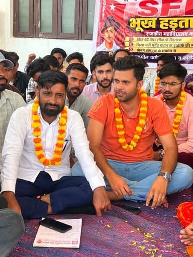 *प्रेस विज्ञप्ति*
*राजकीय महाविद्यालय भादरा में SFI की सांकेतिक भूख हड़ताल; सोनम वांगचुक के समर्थन और केंद्रीय शिक्षा मंत्री के इस्तीफे की उठी गूंज**
**भादरा।**
स्टूडेंट्स फेडरेशन ऑफ इंडिया (SFI) तहसील कमेटी भादरा द्वारा राजकीय महाविद्यालय भादरा में एक दिवसीय सांकेतिक भूख हड़ताल का आयोजन किया गया। यह सांकेतिक अनशन दिल्ली के जंतर-मंतर पर NEET-UG पेपर लीक मामले को लेकर चल रहे देशव्यापी आंदोलन के समर्थन में किया गया। छात्र कार्यकर्ताओं ने जंतर-मंतर पर पिछले कई दिनों से भूख हड़ताल पर बैठे विख्यात शिक्षाविद व पर्यावरणविद् सोनम वांगचुक और आंदोलनकारी छात्रों के प्रति अपनी एकजुटता प्रकट की।
*सोनम वांगचुक के आंदोलन को मिला स्थानीय समर्थन*
उल्लेखनीय है कि दिल्ली के जंतर-मंतर पर NEET-UG परीक्षा में हुई धांधली और पेपर लीक के विरोध में विभिन्न छात्र संगठनों (SFI, AISA, KYS) द्वारा व्यापक आंदोलन चलाया जा रहा है। इस आंदोलन में सोनम वांगचुक परीक्षा प्रणाली में सुधार और देश की शिक्षा व्यवस्था में पारदर्शिता तथा जवाबदेही सुनिश्चित करने के लिए अनशन पर बैठे हैं। भादरा में आयोजित इस सांकेतिक भूख हड़ताल के जरिए स्थानीय SFI कार्यकर्ताओं ने स्पष्ट किया कि देश के युवाओं और छात्रों के भविष्य के साथ खिलवाड़ किसी भी कीमत पर बर्दाश्त नहीं किया जाएगा।
शिक्षा बचाओ' के नारे के साथ राज्य उपाध्यक्ष रोहताश लोर का प्रहार
सांकेतिक भूख हड़ताल के दौरान उपस्थित छात्रों को संबोधित करते हुए SFI के राज्य उपाध्यक्ष रोहताश लोर ने तीखे तेवर अपनाए। उन्होंने "शिक्षा बचाओ" विषय पर कड़ा भाषण देते हुए कहा कि आज देश की शिक्षा व्यवस्था गंभीर संकट से गुजर रही है। NEET-UG जैसी देश की सबसे प्रतिष्ठित चिकित्सा प्रवेश परीक्षा का पेपर लीक होना संपूर्ण परीक्षा प्रणाली और सरकार की नाकामी को दर्शाता है।
रोहताश लोर ने कहा, "जब तक केंद्रीय शिक्षा मंत्री धर्मेंद्र प्रधान अपने पद से इस्तीफा देकर इसकी नैतिक जिम्मेदारी नहीं लेते, तब तक छात्रों का यह संघर्ष थमेगा नहीं। देश के ईमानदार छात्रों का भविष्य दांव पर लगा है और हम इसके खिलाफ चुप नहीं बैठ सकते।" इसके साथ ही उन्होंने कॉलेज की स्थानीय समस्याओं, जैसे कि राजकीय महाविद्यालय भादरा में लंबे समय से रिक्त चल रहे स्थाई प्राचार्य के पद को शीघ्र भरने की मांग को भी पुरजोर तरीके से उठाया।
जिला अध्यक्ष अभिजीत पूनिया ने दिया युवा एकजुटता का संदेश*
कार्यक्रम में SFI के जिला अध्यक्ष अभिजीत पूनिया ने भी छात्रों और युवाओं को संबोधित किया। युवाओं को एकजुट होने का आह्वान करते हुए पूनिया ने कहा कि आज देश का युवा रोजगार और निष्पक्ष परीक्षाओं के लिए सड़कों पर संघर्ष करने को मजबूर है। उन्होंने कहा,जब तक युवा संगठित होकर अन्याय के खिलाफ खड़े नहीं होंगे, तब तक व्यवस्था में बदलाव लाना असंभव है। सरकारों की तानाशाही नीतियों का जवाब केवल छात्रों और युवाओं की मजबूत एकजुटता से ही दिया जा सकता है उन्होंने सभी छात्र-छात्राओं से अपील की कि वे अपने अधिकारों और बेहतर शैक्षणिक माहौल के लिए संगठित होकर इस लड़ाई को आगे बढ़ाएं।
उग्र आंदोलन की दी चेतावनी
सांकेतिक भूख हड़ताल के अंत में SFI भादरा तहसील कमेटी के छात्र नेताओं ने चेतावनी दी कि यदि सरकार ने जंतर-मंतर पर अनशन कर रहे सोनम वांगचुक और देश के करोड़ों छात्रों की मांगों पर शीघ्र ध्यान नहीं दिया, तो यह इस अवसर पर SFI राज्य उपाध्यक्ष रोहतास लोर, तहसील अध्यक्ष इस्पाक राणा, पूर्व तहसील सचिव कुलदीप माकड़, आर्यन भांभू, अभिषेक, लोकेश, अमित थालौड़,लवली, सोमवीर, नरेंद्र, सुनील, साहिल, सतवीर, योगेश, समीर, मोनू, सुमित, अंकित, प्रियांशी कसवा, सुमन, पूजा, रिंकी, मनीषा, मोनू सहित अनेक छात्र-छात्राएं उपस्थित रहे।
आंदोलन केवल सांकेतिक नहीं रहेगा। आने वाले समय में इसे ब्लॉक और जिला स्तर पर और अधिक उग्र रूप दिया जाएगा, जिसकी संपूर्ण जिम्मेदारी प्रशासन और सरकार की होगी भूख हड़ताल पर बैठे SFI राज्य उपाध्यक्ष रोहतास लोर, तहसील अध्यक्ष इस्पाक राणा, पूर्व तहसील सचिव कुलदीप माकड़, आर्यन भांभू, अभिषेक, लोकेश, अमित थालौड़,लवली, सोमवीर, नरेंद्र, सुनील, साहिल, सतवीर, योगेश, समीर, मोनू, सुमित, अंकित, प्रियांशी कसवा, सुमन, पूजा, रिंकी, मनीषा, मोनू सहित अनेक छात्र-छात्राएं उपस्थित रहे।