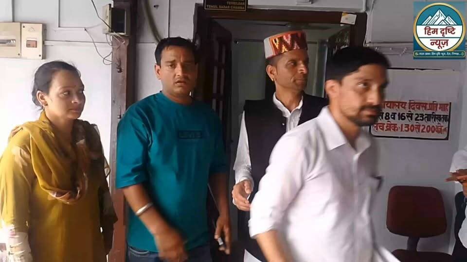 साच पंचायत की प्रधान दीपिका के प्रमाणपत्र (सर्टिफिकेट) का मामला अब चंबा तहसील पहुंच गया है। मामले में आगे क्या कार्रवाई होती
अभी फिलहाल तहसीलदार कार्यालय में मौजूद नहीं थे उसके बाद क्या बोले प्रधान व अधिवक्ता देखिए #phar #dhan #GP #sach #tehseeldar #sadar #chamba #HP