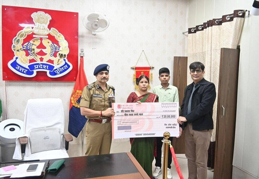 <nis:link nis:type=tag nis:id=cp_vns nis:value=CP_VNS nis:enabled=true nis:link/> @mhtagarwal द्वारा गम्भीर बिमारी से दिवंगत मुख्य आरक्षी की पत्नी को दिया गया 20 लाख रुपये बीमा धनराशि का चेक ।
<nis:link nis:type=tag nis:id=uppolice nis:value=Uppolice nis:enabled=true nis:link/>
<nis:link nis:type=tag nis:id=policecommissioneratevaranasi nis:value=PoliceCommissionerateVaranasi nis:enabled=true nis:link/> https://t.co/B6ubQmdDW7