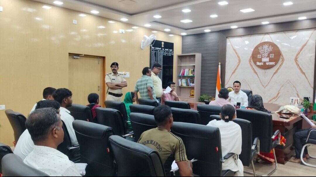 सेवा संवाद समाधान कार्यक्रम अंतर्गत जिला पदाधिकारी श्री आनंद शर्मा ने जन सुनवाई कर आमजनों की शिकायत/सुझाव सुनी।
<nis:link nis:type=tag nis:id=madhubanifirst nis:value=madhubaniFirst nis:enabled=true nis:link/> https://t.co/K8MQ3BsJ9p