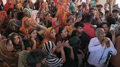#अलीगढ़ #कासिमपुर 5 घंटे तक शव रखकर मांगो को लेकर संविदाकर्मी के परिजनों व ग्रामीणों ने किया प्रदर्शन,
