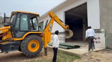 संभल में सीएम योगी के दौरे से एक दिन पहले इमामबाड़ा और मज़ार पर चला बुलडोज़र। प्रशासन का दावा सरकारी भूमि पर कब्ज़ा कर बनाया गया था इमामबाड़ा और मज़ार। जनपद में निरंतर ऐसी कार्यवाही देखने को मिल रही हैं।