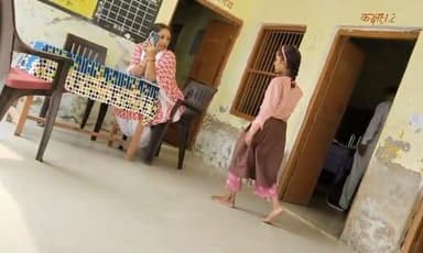 डलमऊ रायबरेली
डलमऊ तहसील क्षेत्र के प्राथमिक विद्यालय जोहवा नटकी का एक बार फिर शिक्षिकाओं के बीच विवाद का वीडियो सोशल मीडिया पर वायरल होने के बाद चर्चा का विषय बन गया है और साजिशों के तहत शिक्षामित्र अर्चना सिंह को बदनाम करने के लिए इसके पहले उसी विद्यालय के एक वीडियो को काट छांट कर वारयल करवाया गया। उसके बाद उसी का विद्यालय का दूसरा ओर 7 मिनट का वीडियो सामने आया है वही विद्यालय से इस तरह के विवादों के वीडियो लगातार सामने आने से अभिभावकों में नाराजगी बढ़ती जा रही है और खंड शिक्षा अधिकारी की कार्रवाई सिर्फ हर बार जांच तक ही सीमित रह जाती है जिससे आय दिन विद्यालय परिसर से इस तरह के वीडियो सामने आते रहते हैं। वही स्थानीय लोगों का कहना है कि विद्यालय के भीतर बार-बार होने वाले विवाद का सीधा असर पढ़ने आए बच्चों की पढ़ाई पर पड़ रहा है। अभिभावकों का आरोप है कि शिक्षक आपसी विवाद में उलझे रहते हैं जिससे विद्यालय का शैक्षणिक माहौल प्रभावित हो रहा है और बच्चों की शिक्षा प्रभावित हो रही है। वही इस तरह की घटनाएं लगातार सामने आने से खंड शिक्षा अधिकारी नंद लाल रजक की कार्यप्रणाली पर भी सवाल उठ रहे हैं और कार्यवाही के नाम पर शून्य। लोगों का मानना है कि यदि समय रहते प्रभावी कार्रवाई की जाती तो ऐसी घटनाओं की पुनरावृत्ति नहीं होती। वहीं यह भी बताया जा रहा है कि पहले वायरल हुए वीडियो को काट-छांट कर सोशल मीडिया पर प्रसारित किया गया था। लगभग आठ माह से चल रहे आपसी विवाद से शिक्षा विभाग पर सवाल उत्पन हो रहे हैं। ग्रामीणों और अभिभावकों का आरोप है कि इस विद्यालय से शिक्षिकाओं के बीच विवाद के वीडियो हर डेढ़ दो महीने में किसी न किसी रूप में वायरल होते हैं। इससे विद्यालय का माहौल पूरी तरह से बिगड़ चुका है और बच्चों की पढ़ाई बुरी तरह प्रभावित हो रही है।