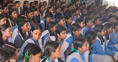 👧✨ जागरूक बेटी, सुरक्षित भविष्य।
कलेक्टर श्रीमती रेना जमील के निर्देशानुसार बेटी बचाओ-बेटी पढ़ाओ अभियान के तहत शासकीय कन्या उच्चतर माध्यमिक विद्यालय, बिहारपुर में जागरूकता शिविर आयोजित किया गया।
शिविर में छात्राओं को साइबर सुरक्षा, महिला अधिकार, आत्मरक्षा, बाल विवाह रोकथाम एवं विभिन्न जनकल्याणकारी योजनाओं की जानकारी दी गई।
#BetiBachaoBetiPadhao #Surajpur #WomenEmpowerment #DistrictAdministration #PublicAwareness
@chhattisgarhcmo @dpr.chhattisgarh