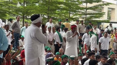 ग्रेटर नोएडा में किसानों का बड़ा आंदोलन आज, प्राधिकरण पर जुटने लगे किसान
10 प्रतिशत अतिरिक्त आबादी भूखंड समेत अपनी विभिन्न मांगों को लेकर आज ग्रेटर नोएडा प्राधिकरण पर किसानों का बड़ा आंदोलन शुरू होने जा रहा है। आंदोलन में शामिल होने के लिए किसान बड़ी संख्या में प्राधिकरण परिसर की ओर पहुंचने लगे हैं। सुरक्षा व्यवस्था भी कड़ी कर दी गई है।
#GreaterNoida #FarmersProtest #KisanAndolan #GreaterNoidaAuthority #NoidaNews #NCRExpressNews #BreakingNews #UPNews #Farmers #NCRNews