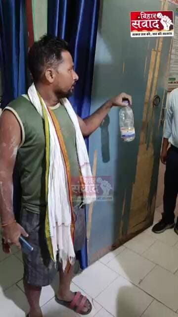 पिता को सांप ने काटा तो बेटे ने जिंदा सांप को बोतल में बंद कर पहुंचा दिया अस्पताल।