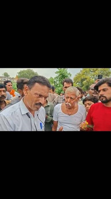 बिजली संकट पर फूटा किसानों का गुस्सा, हाईवे पर डेढ़ घंटे चक्काजाम; 10 घंटे सप्लाई के लिखित आश्वासन के बाद माने ग्रामीण
बंगलाचौराहा क्षेत्र के ओंडेर गांव सहित आसपास के ग्रामीणों ने आज नेशनल हाईवे-346ए (अशोकनगर-विदिशा मार्ग) पर ट्रैक्टर-ट्रक खड़े कर चक्काजाम कर दिया। करीब डेढ़ घंटे तक हाईवे के दोनों ओर वाहनों की लंबी कतारें लगी रहीं।
#fbreels #kisaan #bijli #chakkapazham #fb