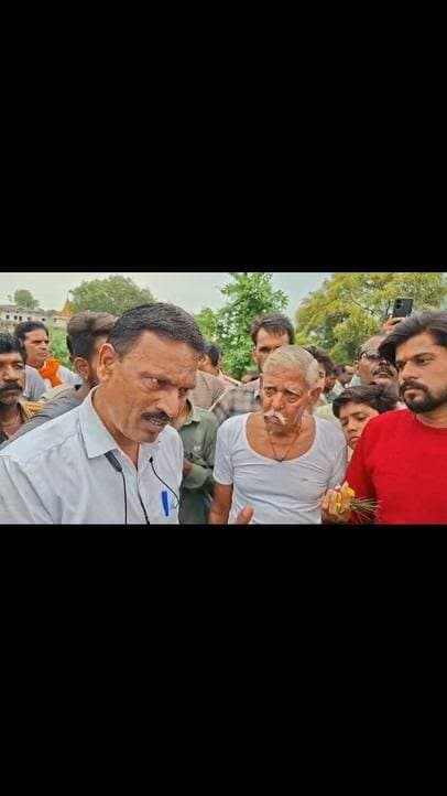 बिजली संकट पर फूटा किसानों का गुस्सा, हाईवे पर डेढ़ घंटे चक्काजाम; 10 घंटे सप्लाई के लिखित आश्वासन के बाद माने ग्रामीण
बंगलाचौराहा क्षेत्र के ओंडेर गांव सहित आसपास के ग्रामीणों ने आज नेशनल हाईवे-346ए (अशोकनगर-विदिशा मार्ग) पर ट्रैक्टर-ट्रक खड़े कर चक्काजाम कर दिया। करीब डेढ़ घंटे तक हाईवे के दोनों ओर वाहनों की लंबी कतारें लगी रहीं।
#fbreels #kisaan #bijli #chakkapazham #fb