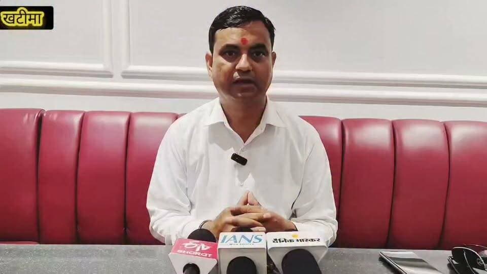 🚨 #ब्रेकिंग #न्यूज | #खटीमा ।
📍 #जंतर-मंतर पर सोनम वांगचूक के समर्थन में उतरी आम आदमी पार्टी,
▶️ #NEET पेपर लीक मामले में शिक्षा मंत्री धर्मेंद्र प्रधान के इस्तीफे की मांग तेज।
▶️ #दिल्ली के जंतर-मंतर पर सोनम वांगचूक पिछले 20 दिनों से भूख हड़ताल पर।
▶️ #खटीमा में आप प्रदेश प्रवक्ता दया कृष्ण कालौनी ने केंद्र सरकार पर साधा निशाना।
▶️ #कलौनी ने कहा कि मोदी सरकार ने अब तक मामले में कोई ठोस कदम नहीं उठाया।
▶️ #आम आदमी पार्टी ने सोनम वांगचूक की मांगों का किया खुला समर्थन।
▶️ #कलौनी बोले— पेपर लीक से देश के लाखों छात्रों का भविष्य प्रभावित हुआ।
▶️ #आरोप— व्यवस्था की खामियों से कई छात्र मानसिक रूप से टूटे।
▶️ #शिक्षा मंत्री से नैतिक जिम्मेदारी लेते हुए इस्तीफे की मांग।
▶️ #सरकार पर संवादहीनता और संवेदनहीनता का लगाया आरोप।
▶️ #सोनम वांगचूक से आमरण अनशन समाप्त कर लोकतांत्रिक आंदोलन को आगे बढ़ाने की अपील।
▶️ #कलौनी के अनुसार यह लड़ाई शिक्षा व्यवस्था में जवाबदेही तय होने तक जारी रहनी चाहिए।
▶️ #आम आदमी पार्टी ने छात्रों और युवाओं की लड़ाई में साथ खड़े रहने का किया दावा।।
बेबाक उत्तराखंड #डिजिटल✍️✍️✍️