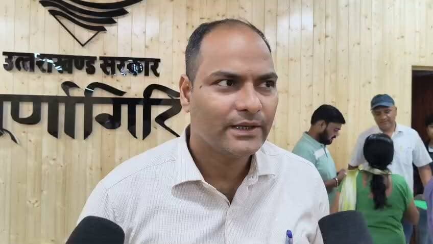 टनकपुर की विकास परियोजनाओं को मिलेगी नई रफ्तार: जिलाधिकारी ने की व्यापक समीक्षा बैठक
मुख्यमंत्री पुष्कर सिंह धामी की महत्वाकांक्षी विकास योजनाओं को समयबद्ध गति देने के लिए जिला प्रशासन सक्रिय हो गया है। जिलाधिकारी मनीष कुमार की अध्यक्षता में आयोजित समीक्षा बैठक में शारदा कॉरिडोर, रोपवे, आईएसबीटी, ककराली गेट से मां पूर्णागिरि मंदिर तक आधुनिक प्रकाश व्यवस्था तथा ठूलीगाड़ मल्टी-लेवल कार पार्किंग जैसी प्रमुख परियोजनाओं की प्रगति की विस्तार से समीक्षा की गई।
जिलाधिकारी ने स्पष्ट कहा कि विकास योजनाओं को समयबद्ध एवं गुणवत्तापूर्ण ढंग से पूरा करना प्रशासन की सर्वोच्च प्राथमिकता है। उन्होंने सभी कार्यदायी संस्थाओं, पीएमयू, यूपीडीसीसी और ठेकेदारों को बेहतर समन्वय के साथ कार्यों में तेजी लाने के निर्देश दिए।
📌 अब प्रत्येक **शुक्रवार** को विकास परियोजनाओं एवं स्वच्छता अभियानों की नियमित समीक्षा होगी।
📌 सभी कार्यदायी संस्थाओं को **प्रतिदिन प्रगति रिपोर्ट** जिला प्रशासन को उपलब्ध कराने के निर्देश दिए गए हैं।
📌 निर्माण कार्यों में गुणवत्ता से किसी भी प्रकार का समझौता नहीं किया जाएगा और निर्धारित समय-सीमा से पहले कार्य पूर्ण करने का लक्ष्य रखा जाएगा।
#Champawat #Tanakpur #PushkarSinghDhami #ManishKumar #ShardaCorridor #ISBT #Ropeway #Purnagiri #Uttarakhand #Development #चम्पावत #टनकपुर #उत्तराखंड