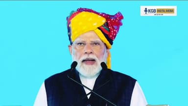 हरियाणा के विकास को मिली नई रफ्तार! 🚀
देश के प्रधानमंत्री नरेंद्र मोदी ने हरियाणा के जींद से सीधे लाइव जुड़कर राज्य को कई बड़ी परियोजनाओं की सौगात दी है। इस खास मौके पर उन्होंने हरियाणवी संस्कृति के प्रतीक रंग-बिरंगे साफे (पगड़ी) में मंच से जनता को संबोधित किया।
इन नई परियोजनाओं से हरियाणा में क्लीन मोबिलिटी (स्वच्छ वाहन), बेहतर कनेक्टिविटी, आधुनिक स्वास्थ्य सेवाएं (Healthcare) और सांस्कृतिक विरासत को एक नई मजबूती मिलेगी।
विकास की इस नई राह पर आपकी क्या राय है? कमेंट में जरूर बताएं! 👇
🔥 वायरल
#PMModiInHaryana #JindRally #HaryanaDevelopment #NarendraModi #HaryanaNews #ModiInJind #CleanMobility #NewIndia #HaryanaProgress #KGBNews