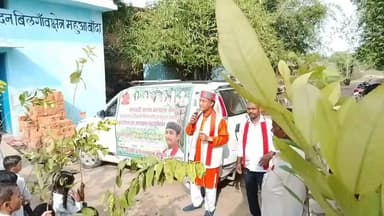 भारत में पेड़ों की स्थिति पर पर्यावरण प्रहरी गुलाब चंद्र कुशवाहा की अपील
पर्यावरण प्रहरी गुलाब चंद्र कुशवाहा ने बढ़ती आबादी और घटते वन क्षेत्र पर चिंता व्यक्त करते हुए कहा कि पर्यावरण संरक्षण के लिए व्यापक स्तर पर जनभागीदारी आवश्यक है।
उन्होंने बताया कि वर्तमान में देश की आबादी 147 करोड़ से अधिक है, जबकि भारत में लगभग 35 अरब पेड़ होने का अनुमान है। इस हिसाब से प्रति व्यक्ति औसतन केवल 28 पेड़ उपलब्ध हैं, जबकि कई पर्यावरण विशेषज्ञ प्रति व्यक्ति लगभग 100 पेड़ों का लक्ष्य बेहतर पारिस्थितिक संतुलन के लिए उपयुक्त मानते हैं।
उन्होंने कहा कि इस मानक तक पहुँचने के लिए देश में लगभग 12,700 करोड़ नए पौधे लगाने और उनका संरक्षण करने की आवश्यकता होगी। केवल पौधारोपण ही नहीं, बल्कि लगाए गए पौधों की नियमित देखभाल और उन्हें पेड़ बनने तक सुरक्षित रखना भी उतना ही महत्वपूर्ण है।
गुलाब चंद्र कुशवाहा ने सभी नागरिकों से अपील की कि वे अपने जीवन में अधिक से अधिक पौधे लगाएं और पर्यावरण संरक्षण को जन आंदोलन बनाएं।
पर्यावरण प्रहरी गुलाब चंद्र कुशवाहा
भगवती मानव कल्याण संगठन
बुंदेलखंड हरियाली मिशन, बांदा
#GreenIndia #PlantTrees #BundelkhandHariyaliMission #Environment #Banda