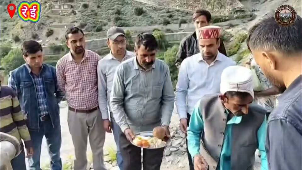 🚧 79 साल के इंतज़ार के बाद अब विकास की राह पर खजियार!
₹11.88 करोड़ की लागत से रेई–खजियार सड़क निर्माण कार्य हुआ शुरू, अब बदलेगी ग्रामीणों की जिंदगी। 🛣️🙏
प्रधानमंत्री ग्राम सड़क योजना (PMGSY-IV) के तहत रेई–खजियार संपर्क सड़क का निर्माण कार्य आज विधिवत भूमि पूजन के साथ शुरू हो गया। लगभग 3.47 किलोमीटर लंबी इस सड़क पर ₹11.88 करोड़ की लागत आएगी। भूमि पूजन स्थानीय पुजारी जोधामल द्वारा संपन्न कराया गया।
इस अवसर पर अधिशाषी अभियंता रवि शर्मा, सहायक अभियंता भाग सिंह राणा, कनिष्ठ अभियंता योग राज, अधीक्षक कर्म सिंह, विभागीय अधिकारी, ठेकेदार और बड़ी संख्या में स्थानीय ग्रामीण मौजूद रहे।
यह सड़क बनने से क्षेत्र में आवागमन सुगम होगा, शिक्षा, स्वास्थ्य और अन्य मूलभूत सुविधाओं तक पहुंच आसान होगी तथा विकास को नई रफ्तार मिलेगी।
क्या आपको लगता है कि यह सड़क क्षेत्र के विकास के लिए मील का पत्थर साबित होगी? अपनी राय कमेंट में जरूर बताएं।
#PMGSY #RoadConstruction #HimachalPradesh #Pangi #Chamba #RuralDevelopment #Infrastructure #Development #RoadConnectivity #PublicWorks #India #BreakingNews हिम संदेश Vikramaditya Singh Pangi Administration Sukhvinder Singh Sukhu हिम शिखर पांगी The Voice of Pangwal