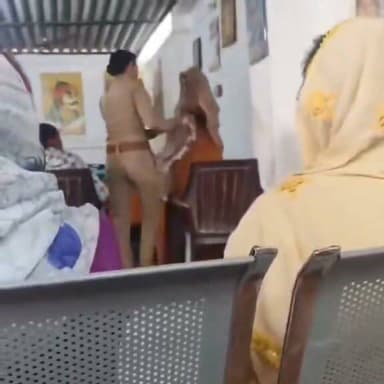वाराणसी चौबेपुर थाने का वीडियो वायरल, महिला आरक्षी की कार्रवाई पर उठे सवाल
थाने में आई महिला को थप्पड़ मारने का कथित वीडियो सोशल मीडिया पर चर्चा का विषय
वायरल वीडियो के बाद निष्पक्ष जांच और जवाबदेही की मांग तेज
✒️ रिपोर्ट नागेंद्र पांडये
वाराणसी (उत्तर प्रदेश) चौबेपुर थाने से जुड़ा एक कथित वीडियो सोशल मीडिया पर तेजी से वायरल हो रहा है। वीडियो में एक महिला आरक्षी थाने में मौजूद एक महिला को लगातार थप्पड़ मारती हुई दिखाई दे रही है। वीडियो वायरल होने के बाद पुलिस की कार्यशैली को लेकर सवाल उठने लगे हैं। हालांकि, वीडियो की स्वतंत्र पुष्टि नहीं हुई है और घटना के संबंध में पुलिस का विस्तृत आधिकारिक पक्ष सामने आना शेष है।
वाराणसी। चौबेपुर थाना परिसर से जुड़ा एक कथित वीडियो सोशल मीडिया पर तेजी से वायरल हो रहा है। वायरल वीडियो में एक महिला आरक्षी एक महिला को कुछ ही सेकंड में कई बार थप्पड़ मारती हुई दिखाई दे रही है। इस वीडियो के सामने आने के बाद सोशल मीडिया पर पुलिस की कार्रवाई और व्यवहार को लेकर विभिन्न प्रकार की प्रतिक्रियाएं सामने आ रही हैं।
वीडियो के आधार पर कई लोग यह सवाल उठा रहे हैं कि यदि किसी व्यक्ति पर कोई आरोप है तो उसके विरुद्ध कानून के अनुसार कार्रवाई की जानी चाहिए, न कि कथित रूप से सार्वजनिक रूप से मारपीट की जाए। वहीं दूसरी ओर, घटना की पूरी पृष्ठभूमि और परिस्थितियां अभी स्पष्ट नहीं हैं।
फिलहाल यह स्पष्ट नहीं हो सका है कि थाने में मौजूद महिला के विरुद्ध क्या मामला था, उस समय क्या परिस्थितियां थीं और वीडियो से पहले या बाद में क्या घटनाक्रम हुआ। ऐसे में केवल वायरल वीडियो के आधार पर किसी अंतिम निष्कर्ष पर पहुंचना उचित नहीं होगा।
यदि वीडियो वास्तविक है, तो यह पुलिस आचरण, मानवाधिकारों और कानून सम्मत प्रक्रिया के पालन जैसे महत्वपूर्ण प्रश्न खड़े करता है। वहीं, पुलिस विभाग की ओर से आधिकारिक जांच और स्पष्टीकरण आने के बाद ही पूरे मामले की वास्तविक स्थिति स्पष्ट हो सकेगी।
> महत्वपूर्ण अस्वीकरण: यह समाचार सोशल मीडिया पर वायरल वीडियो एवं उपलब्ध प्रारंभिक जानकारी पर आधारित है। ND NEWS वायरल वीडियो अथवा उसमें किए जा रहे दावों की स्वतंत्र पुष्टि नहीं करता। मामले की वास्तविक स्थिति विभागीय जांच एवं पुलिस के आधिकारिक बयान के बाद ही स्पष्ट होगी।
लोकतांत्रिक व्यवस्था में कानून का शासन और विधिसम्मत प्रक्रिया सर्वोपरि मानी जाती है। यदि किसी सरकारी कर्मचारी के आचरण को लेकर प्रश्न उठते हैं, तो उनकी निष्पक्ष और पारदर्शी जांच न केवल जवाबदेही सुनिश्चित करती है बल्कि जनता का विश्वास भी मजबूत करती है।
🟥 ND NEWS | दैनिक निष्पक्ष धारा की अपील
एनडी न्यूज़ एवं दैनिक निष्पक्ष धारा उत्तर प्रदेश पुलिस एवं संबंधित अधिकारियों से अपील करता है कि वायरल वीडियो की निष्पक्ष जांच कर वास्तविक तथ्यों को सार्वजनिक किया जाए। यदि जांच में किसी स्तर पर अनुचित आचरण या नियमों का उल्लंघन पाया जाता है तो नियमानुसार कार्रवाई की जाए। वहीं यदि वीडियो भ्रामक या संदर्भ से हटकर हो तो उसका आधिकारिक स्पष्टीकरण भी सार्वजनिक किया जाए, ताकि अफवाहों पर रोक लग सके।
जनहित में सुझाव
किसी भी वायरल वीडियो को अंतिम सत्य मानने से पहले आधिकारिक जानकारी की प्रतीक्षा करें।
पुलिस और नागरिक दोनों कानून सम्मत व्यवहार का पालन करें।
यदि किसी के साथ अनुचित व्यवहार होता है तो संबंधित उच्च अधिकारियों से लिखित शिकायत करें।
सोशल मीडिया पर अपुष्ट जानकारी साझा करने से बचें।
👇👇👇
#NDNews #दैनिकनिष्पक्षधारा #Varanasi #Chaubepur #UPPolice #PoliceAccountability #ViralVideo #LawAndOrder #HumanRights #BreakingNews
👇👇
@varanasipolice
@Uppolice
@dgpup
@myogiadityanath
@CMOfficeUP
@UPGovt
@InfoDeptUP
@112UttarPradesh
@ChiefSecyUP
👇👇👇
🟥 ND NEWS | दैनिक निष्पक्ष धारा
मुख्य संपादक / संस्थापक: राजन सिंह हाड़ा
सह-संपादक: शालिनी सिंह भदौरिया
✒️ रिपोर्ट: सहयोगी शिवा गुप्ता के साथ जिला ब्यूरो अजय श्रीवास्तव
📍 कार्यालय-3: U158, हीरा स्वीट्स के पास, विकास मार्ग, लक्ष्मी नगर, पूर्वी दिल्ली, पिन कोड – 110092 (NCR)
📍 कार्यालय-2: विधानसभा रोड, बर्लिंगटन चौराहा, लखनऊ (226001) (UP)
📍 कार्यालय-1: 1/1 अटल बिहारी चौराहा, नियर बर्मा चौराहा, फतेहपुर (212601) (UP)
📅 दिनांक: 18 जुलाई 2026
📆 दिन: शनिवार
📧 Email: ndnewschannel@gmail.com
📞 मोबाइल: 9696119696