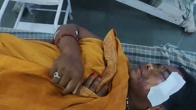 🚨 बैतूल में सड़क के गड्ढे ने फिर ली बड़ी कीमत!
चिचोली थाना क्षेत्र में गहरे गड्ढे से टकराकर बाइक अनियंत्रित हुई, पीछे बैठी महिला सड़क पर गिरकर गंभीर घायल हो गई। प्राथमिक उपचार के बाद जिला अस्पताल में इलाज जारी है। आखिर कब सुधरेंगी जर्जर सड़कें और कब थमेंगे ऐसे हादसे?
#बैतूल #Betul #Chicholi #RoadAccident #सड़क_हादसा #गड्ढों_का_खतरा #BreakingNews #MadhyaPradesh #MPNews #DistrictHospital #RoadSafety #SaveLives #LocalNews #BetulNews #NewsUpdate #ViralNews #सड़क_सुरक्षा #चिचोली #मध्यप्रदेश #हादसा