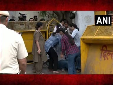 WATCH दिल्ली: जंतर-मंतर पर पिछले 20 दिनों से भूख हड़ताल पर बैठे एक्टिविस्ट सोनम वांगचुक को पुलिस द्वारा अस्पताल ले जाए जाने के बाद, वहां मौजूद प्रदर्शनकारियों को हटाया जा रहा है।
#sonamwangchuk #jantarmantar #cjpprotest #abhijeet #cockroachjanataparty
